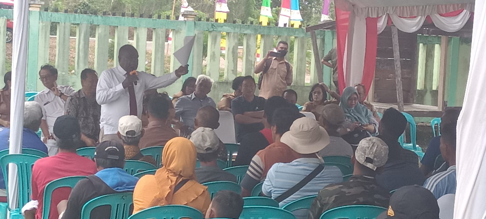 Puluhan petani sedang mendengar arahan Bupati Merauke, Romanus Mbaraka – Surya Papua/Frans Kobun