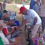 Bupati Merauke, Romanus Mbaraka saat memberikan uang kepada salah satu orang tua yang lanjut usia – Surya Papua/Frans Kobun
