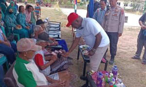 Bupati Merauke, Romanus Mbaraka saat memberikan uang kepada salah satu orang tua yang lanjut usia – Surya Papua/Frans Kobun