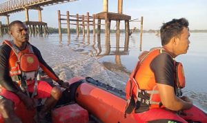Tim rescue sedang melakukan pencarian korban di sekitar Jembatan Tujuh Wali-Wali – Surya Papua/IST