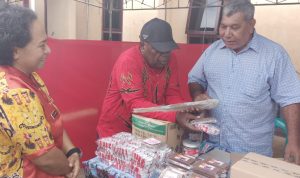 Bupati Merauke, Romanus Mbaraka sedang mengunjungi salah satu kelompok yang memproduksi terasi – Surya Papua/Frans Kobun