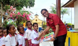 Perwakilan TSE Group sedang berjabatan tangan dengan anak-anak di Kampung Asiki, Kabupaten Boven Digoel – Surya Papua/IST