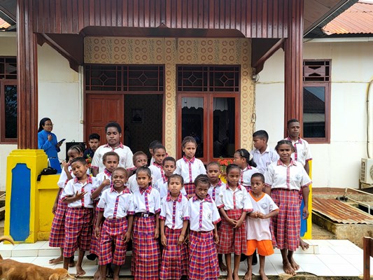 Anak-anak foto bersama usai mendapat kunjungan dari TSE Group – Surya Papua/IST