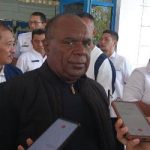 Bupati Merauke, Romanus Mbaraka saat diwawancarai sejumlah wartawan – Surya Papua/Frans Kobun