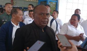 Bupati Merauke, Romanus Mbaraka saat diwawancarai sejumlah wartawan – Surya Papua/Frans Kobun