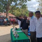 Bupati Merauke, Romanus Mbaraka sedang memberikan arahan kepada ratusan calon guru dan nakes – Surya Papua/Frans Kobun