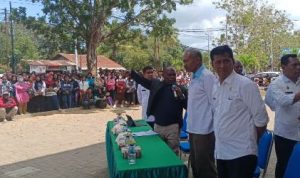 Bupati Merauke, Romanus Mbaraka sedang memberikan arahan kepada ratusan calon guru dan nakes – Surya Papua/Frans Kobun
