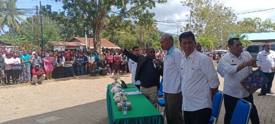 Bupati Merauke, Romanus Mbaraka sedang memberikan arahan kepada ratusan calon guru dan nakes – Surya Papua/Frans Kobun