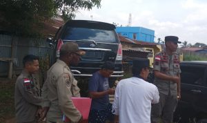Kepala Satpol PP Kabupaten Merauke, Fransiskus Kamijay bersama anggotanya menggerebek BBM illegal – Surya Papua/Frans Kobun