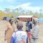 Warga Kampung Wantarma sedang berdialog dengan Kepala Distrik Kontuar, Frederikus Buer – Surya Papua/Frans Kobun