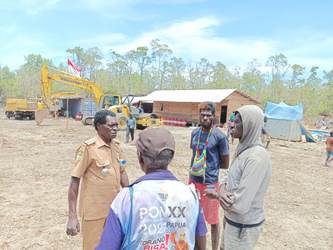 Warga Kampung Wantarma sedang berdialog dengan Kepala Distrik Kontuar, Frederikus Buer – Surya Papua/Frans Kobun