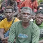 buang satu Salah seorang warga Kampung Wantarma, Manuel Mbeneka- Surya Papua/Frans Kobun