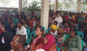 Para pedagang sedang mendengar arahan Bupati Merauke, Romanus Mbaraka – Surya Papua/Frans Kobun