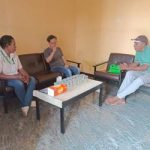 Pimpinan PPA MGT TSE Group, Mr. Park Jibae didampingi salah seorang stafnya sedang berdiskusi dengan Pemimpin Redaksi Surya Papua, Frans Kobun – Surya Papua/Herdhie Sung