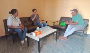 Pimpinan PPA MGT TSE Group, Mr. Park Jibae didampingi salah seorang stafnya sedang berdiskusi dengan Pemimpin Redaksi Surya Papua, Frans Kobun – Surya Papua/Herdhi Shung