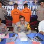 dibacok-- Dua pelaku pembacokan dihadirkan saat kapolres Merauke, AKBP Sandi Sultan memberikan keterangan pers kepada sejumlah wartawan – Surya Papua/IST