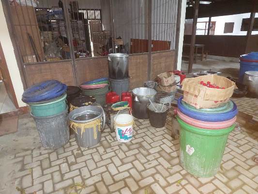 Barang bukti ember yang diamankan aparat kepolisian untuk memproduksi sopi – Surya Papua/IST