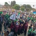 Ratusan orang sedang melakukan longmarch menyerbu Kantor Telkom Merauke – Surya Papua/IST