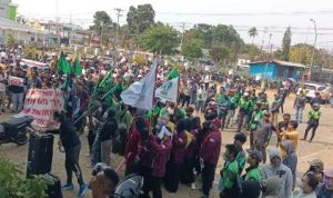 Ratusan orang sedang melakukan longmarch menyerbu Kantor Telkom Merauke – Surya Papua/IST