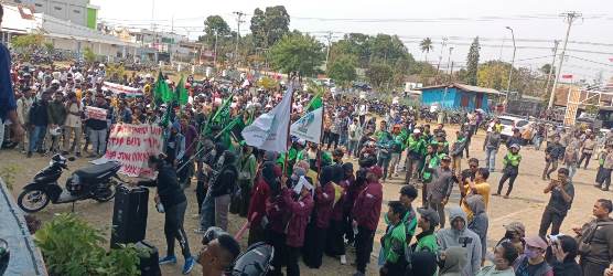 Ratusan orang sedang melakukan longmarch menyerbu Kantor Telkom Merauke – Surya Papua/IST