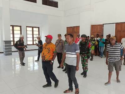 Bupati Merauke, Romanus Mbaraka didampingi Pastor Fery Bolileraq serta sejumlah warga saat melakukan peninjauan bangunan gereja – Surya Papua/Frans Kobun