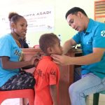 dr. Rizal Irsan sedang melakukan pelayanan kesehatan kepada seorang anak - Surya Papua/IST