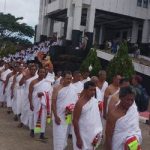 Para calon Jemaah umroh yang meneteskan air mata saat sedang berjalan – Surya Papua/Frans Kobun