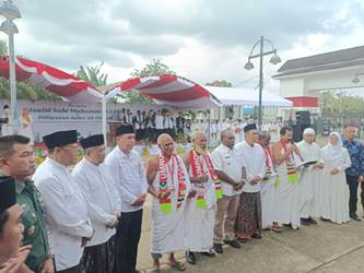 Para calon Jemaah umroh foto bersama dengan Bupati Merauke, Romanus Mbaraka – Surya Papua/Frans Kobun