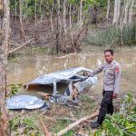Mobil yang terbalik dan masuk ke dalam jurang menuju arah Sota – Surya Papua/IST