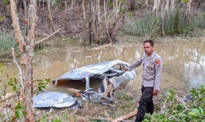 Mobil yang terbalik dan masuk ke dalam jurang menuju arah Sota – Surya Papua/IST