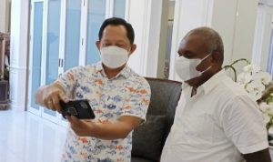 Bupati Merauke, Romanus Mbaraka saat bersama Menteri Dalam Negeri, Tito Karnavian – Surya Papua/Frans Kobun