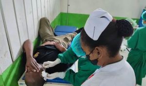 Simon Petrus Sroyer, anggota Satpol PP Kabupaten Pegunungan Bintang sedang menjalani perawatan setelah ditembak anggota KKB – Surya Papua/IST