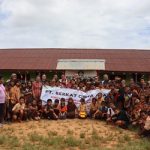 PT BCA sedang foto bersama siswa-siswi SD YPK Harapan Selil, Kabupaten Merauke – Surya Papua /IST