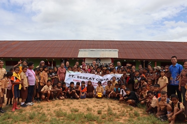 PT BCA sedang foto bersama siswa-siswi SD YPK Harapan Selil, Kabupaten Merauke – Surya Papua /IST
