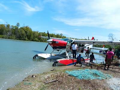 Pilot pesawat Cessna Carana MAF saat di pinggir sungai Cendamar – Surya Papua/Frans Kobun