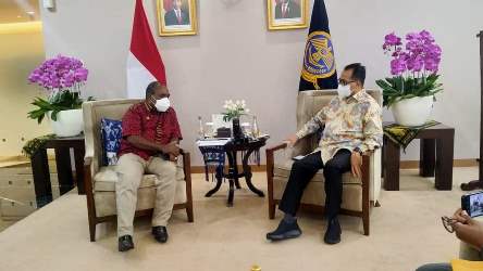 Bupati Merauke, Romanus Mbaraka saat bertemu dengan Menteri Perhubungan RI – Surya Papua/IST