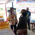 Wakil Bupati Merauke, H. Riduwan menghadiri sekaligus membuka pasar murah di Distrik Sota – Surya Papua/IST