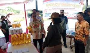 Wakil Bupati Merauke, H. Riduwan menghadiri sekaligus membuka pasar murah di Distrik Sota – Surya Papua/IST