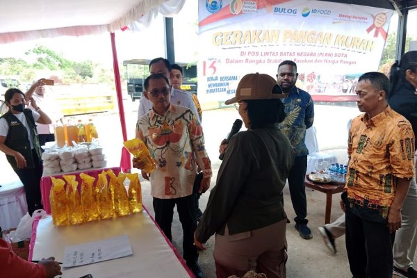 Wakil Bupati Merauke, H. Riduwan menghadiri sekaligus membuka pasar murah di Distrik Sota – Surya Papua/IST