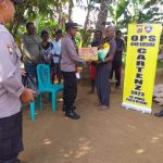 ops--- Penyerahan bingkisan kepada masyarakat di belakang PLTD Merauke – Surya Papua/IST