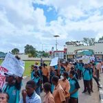 Siswa-siswi SMK Santo Antonius Merauke saat melakukan aksi dengan mendatangi Polres Merauke – Surya Papua/Frans Kobun