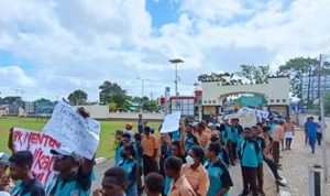 Siswa-siswi SMK Santo Antonius Merauke saat melakukan aksi dengan mendatangi Polres Merauke – Surya Papua/Frans Kobun