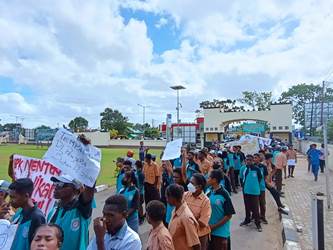 Siswa-siswi SMK Santo Antonius Merauke saat melakukan aksi dengan mendatangi Polres Merauke – Surya Papua/Frans Kobun