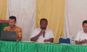 Ketua LP3KD Provinsi Papua Selatan, Yoseph Gebze sedang memimpin pertemuan didampingi Krispinus Palobo (wakil ketua) serta Alfons Embu (sekretaris)