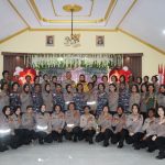 polwan satu Puluhan Polwan di Polres Merauke sedang foto bersama – Surya Papua/IST