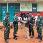 Penyerahan senjata api rakitan oleh salah seorang waega di Kabupaten Boven Digoel – Surya Papua/IST
