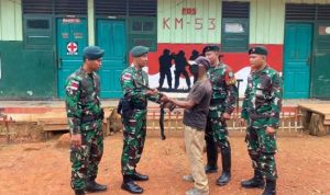 Penyerahan senjata api rakitan oleh salah seorang waega di Kabupaten Boven Digoel – Surya Papua/IST