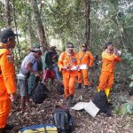 Tim dari Kantor Pencarian dan Pertolongan Merauke bersama warga di tengah hutan – Surya Papua/IST