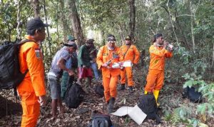 Tim dari Kantor Pencarian dan Pertolongan Merauke bersama warga di tengah hutan – Surya Papua/IST