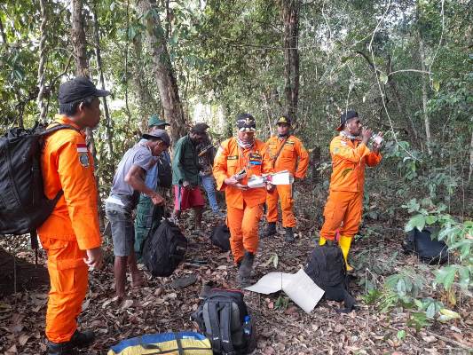 Tim dari Kantor Pencarian dan Pertolongan Merauke bersama warga di tengah hutan – Surya Papua/IST